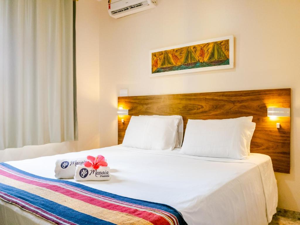 ein Hotelzimmer mit einem Bett mit zwei Kissen darauf in der Unterkunft Pousada Manaia in Morro de São Paulo