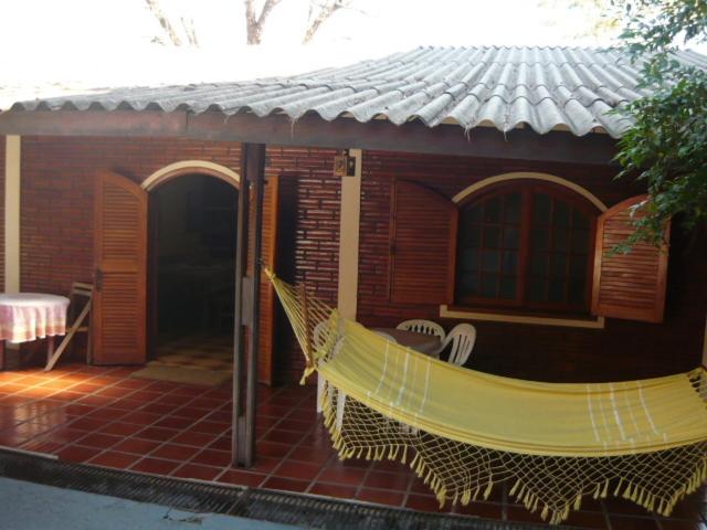 een hangmat op een veranda van een huis bij Pousada Laura / Ziza in Foz do Iguaçu