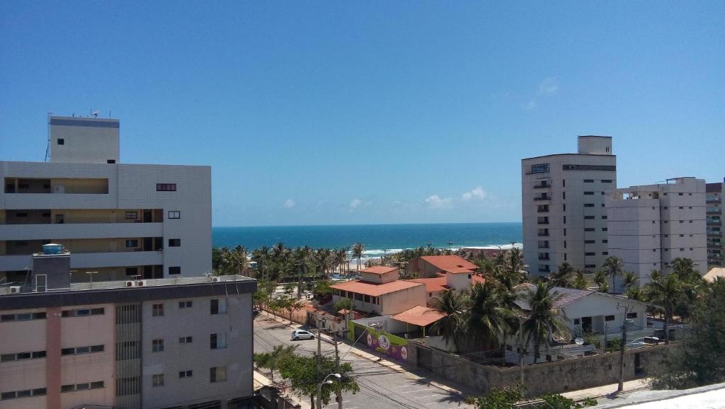 una vista de una ciudad con el océano en el fondo en Apartamento Mobiliado Temporada, en Fortaleza