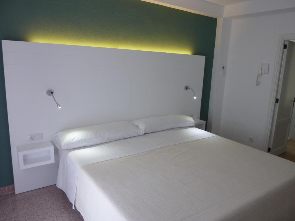 Postel nebo postele na pokoji v ubytování Hotel Sa Roqueta Can Picafort ADULTS ONLY