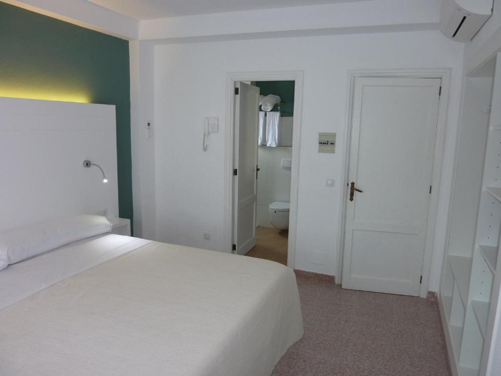 Postel nebo postele na pokoji v ubytování Hotel Sa Roqueta Can Picafort ADULTS ONLY