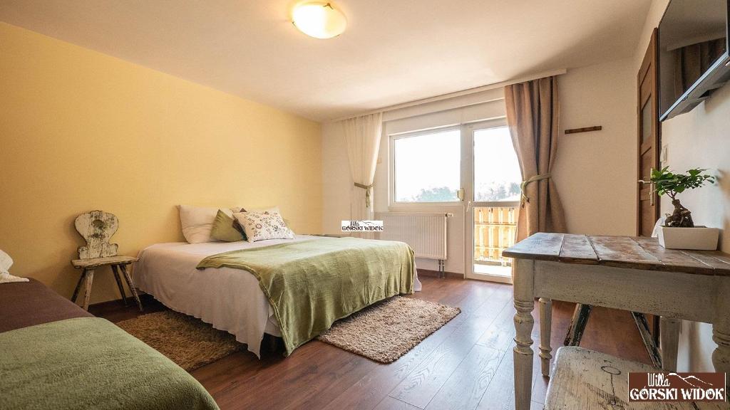 Postel nebo postele na pokoji v ubytování Gorski Widok Karpacz Apartamenty i Pokoje- Salon Kominkowy