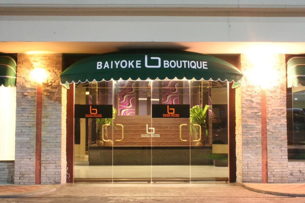 a store front with a sign that reads bankingote boutique at Baiyoke Boutique Hotel in Bangkok