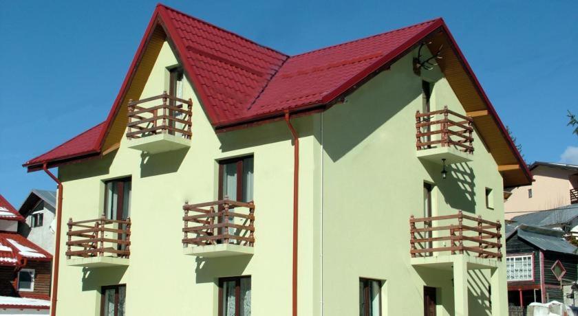 Villa Melania في أَزوغا: مبنى عليه سقف احمر
