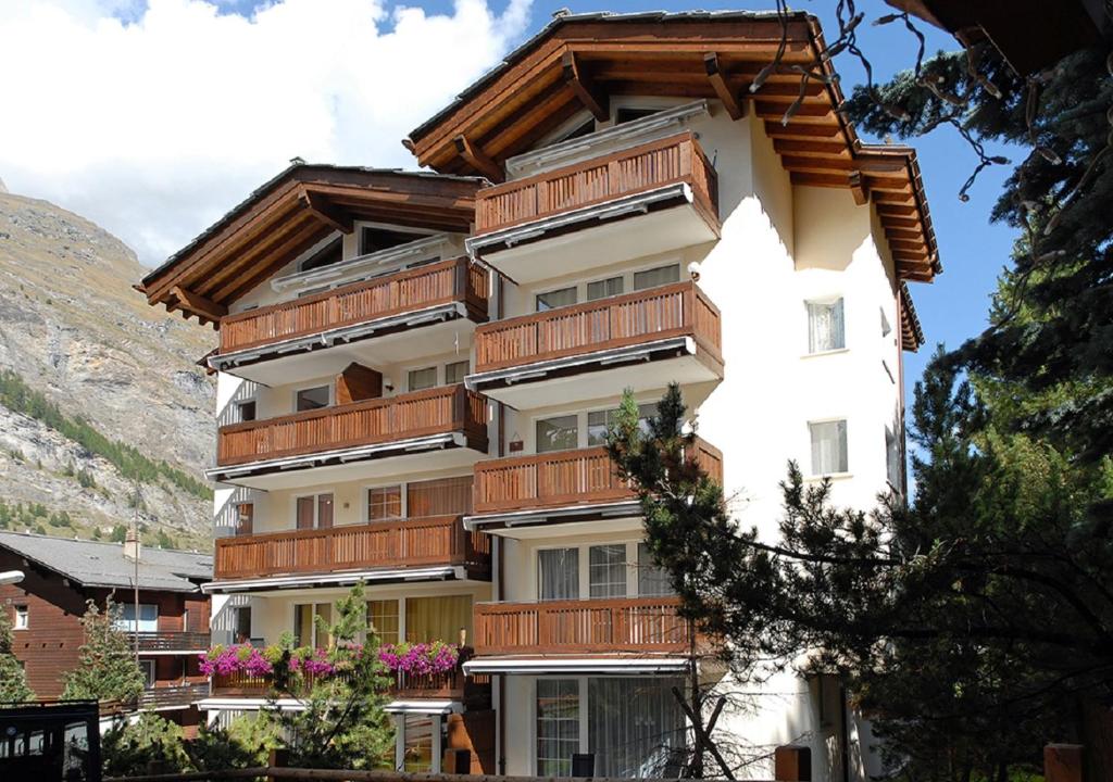 een gebouw met balkons aan de zijkant bij Apartment Topas in Zermatt