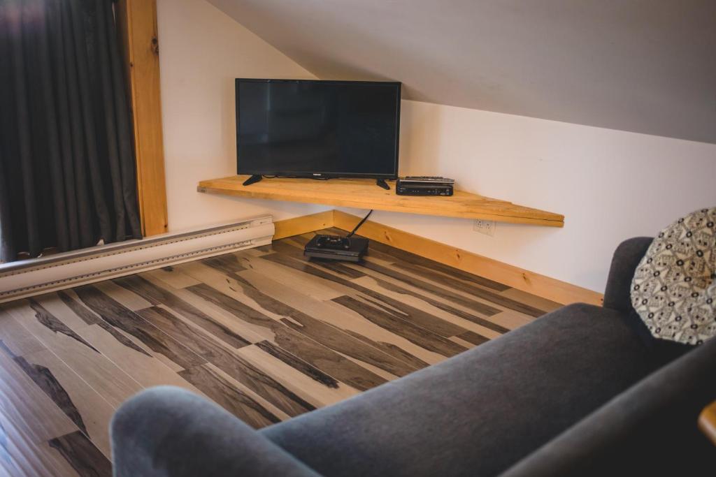 TV a/nebo společenská místnost v ubytování Aux 4 vents - Auberg'Inn