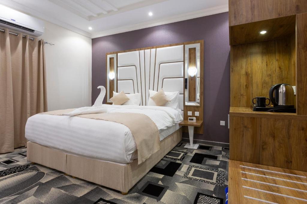 Postel nebo postele na pokoji v ubytování Dior Inn Apartment Hotel