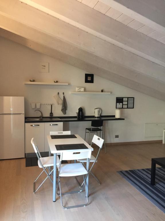 una cucina con tavolo e sedie in una stanza di Residenza Virgiliana Suite con terrazza a Mantova