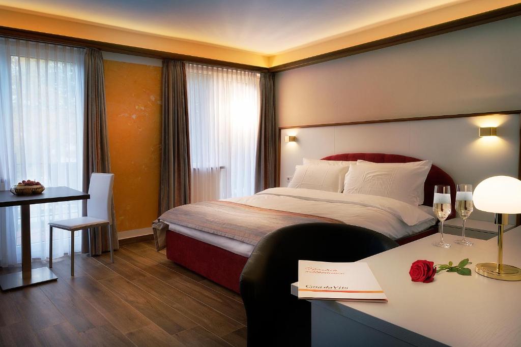 Habitación de hotel con cama y escritorio en Casa da Vito, en Bad Kissingen
