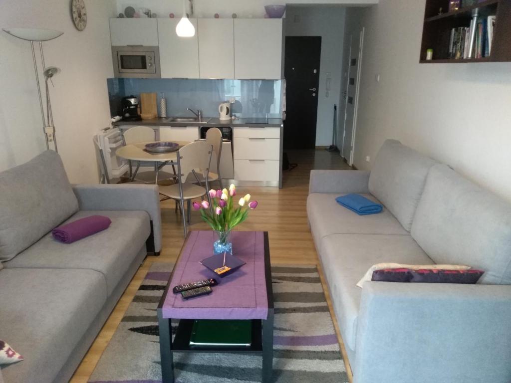 uma sala de estar com dois sofás e uma mesa em Apartament Morskie Polanki em Kolobrzeg