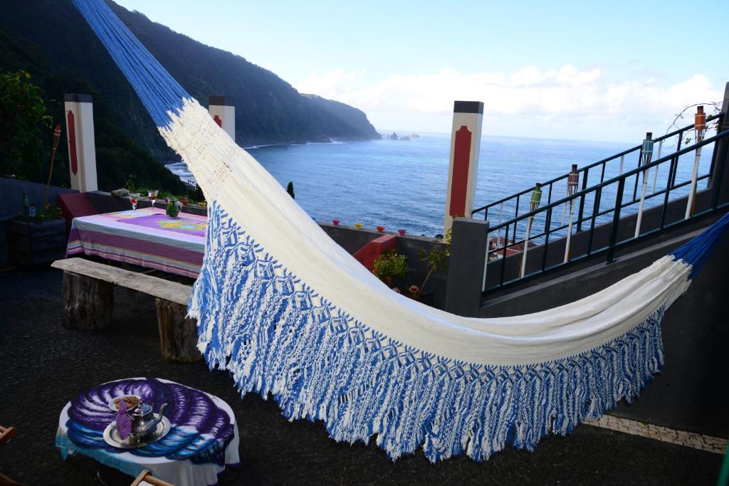 a hammock with a view of the ocean at Janela para o Atlântico in Porto Moniz