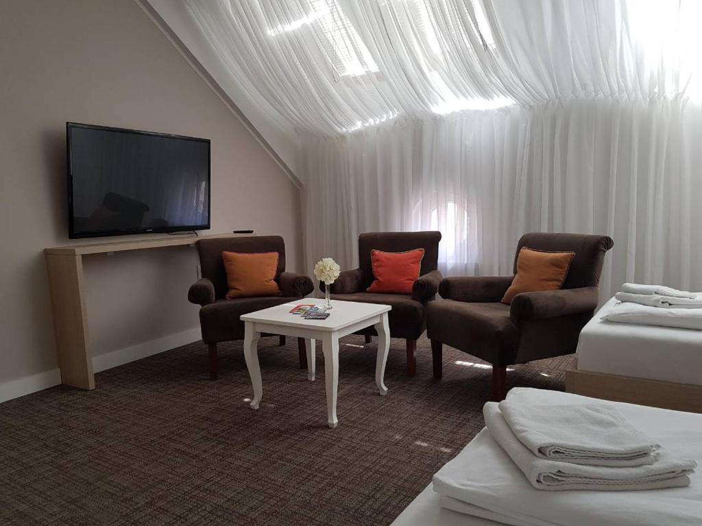 TV a/nebo společenská místnost v ubytování Hotel Story