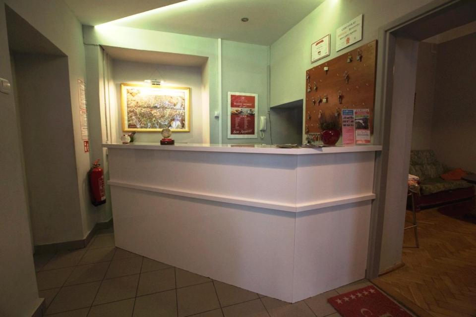 Televízia a/alebo spoločenská miestnosť v ubytovaní Red Carpet Hostel