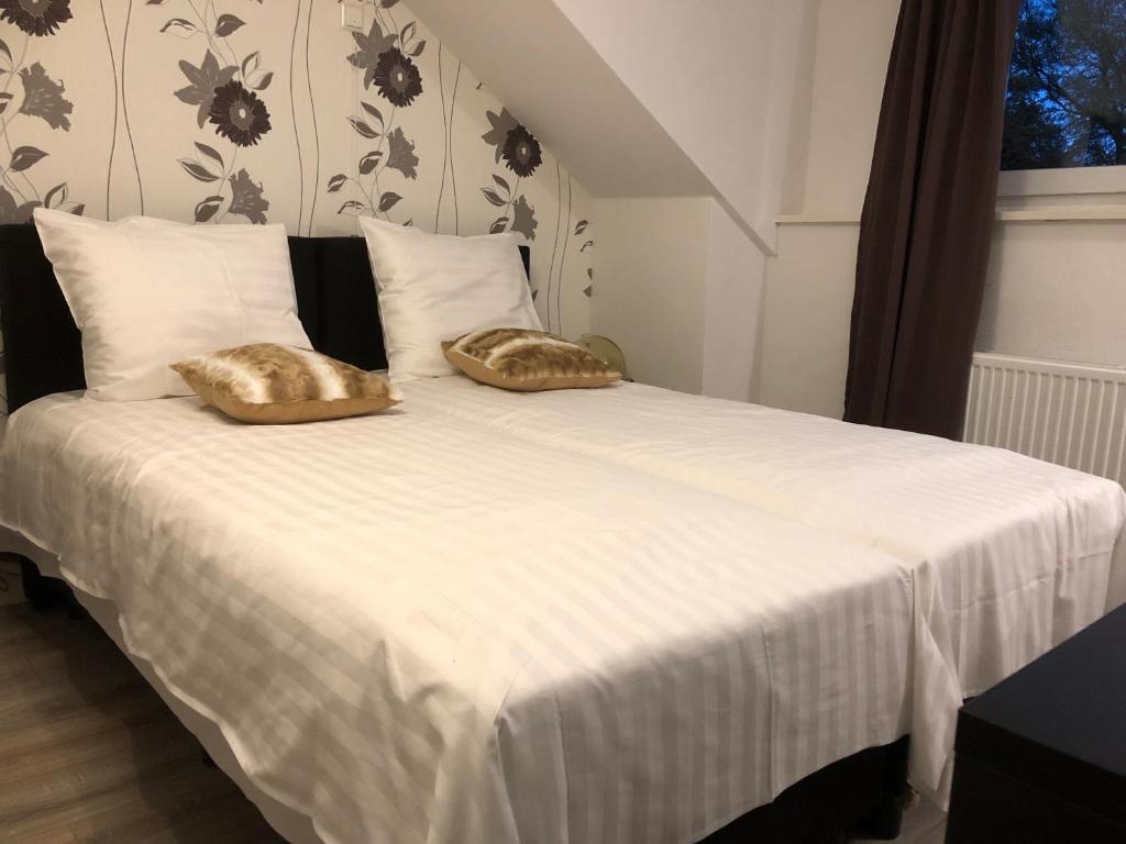 
Standard Double Room with Shared Bathroom
