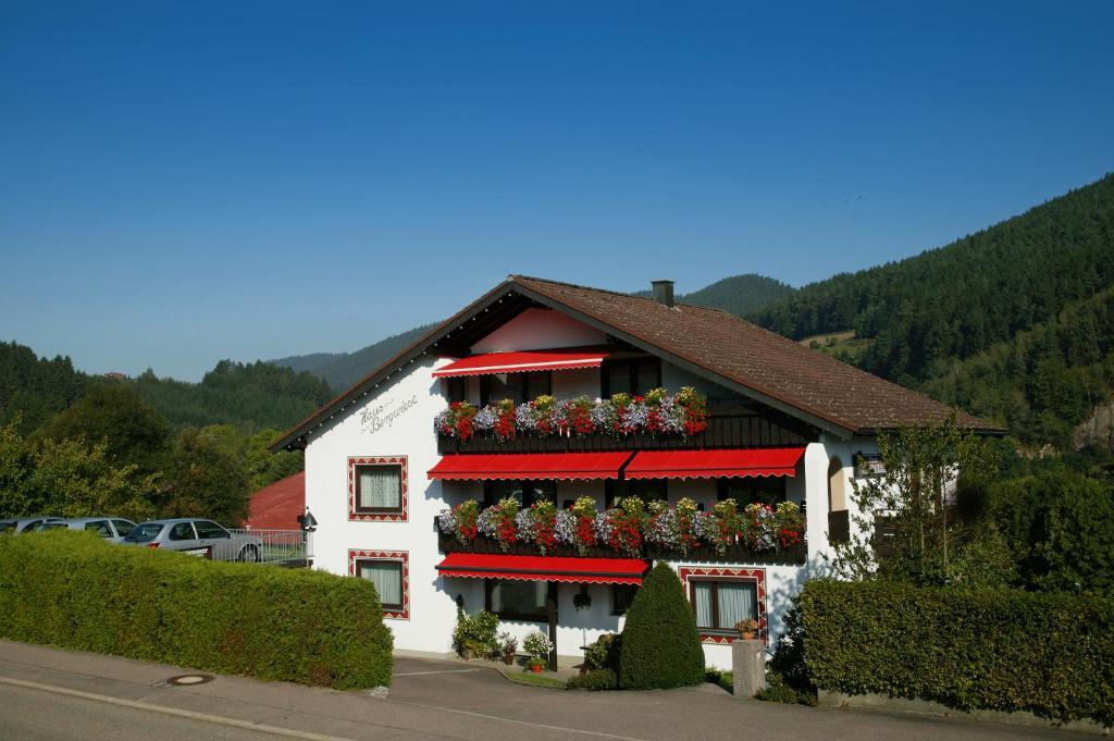 un edificio con flores a un lado. en Haus Bergwiese, en Baiersbronn