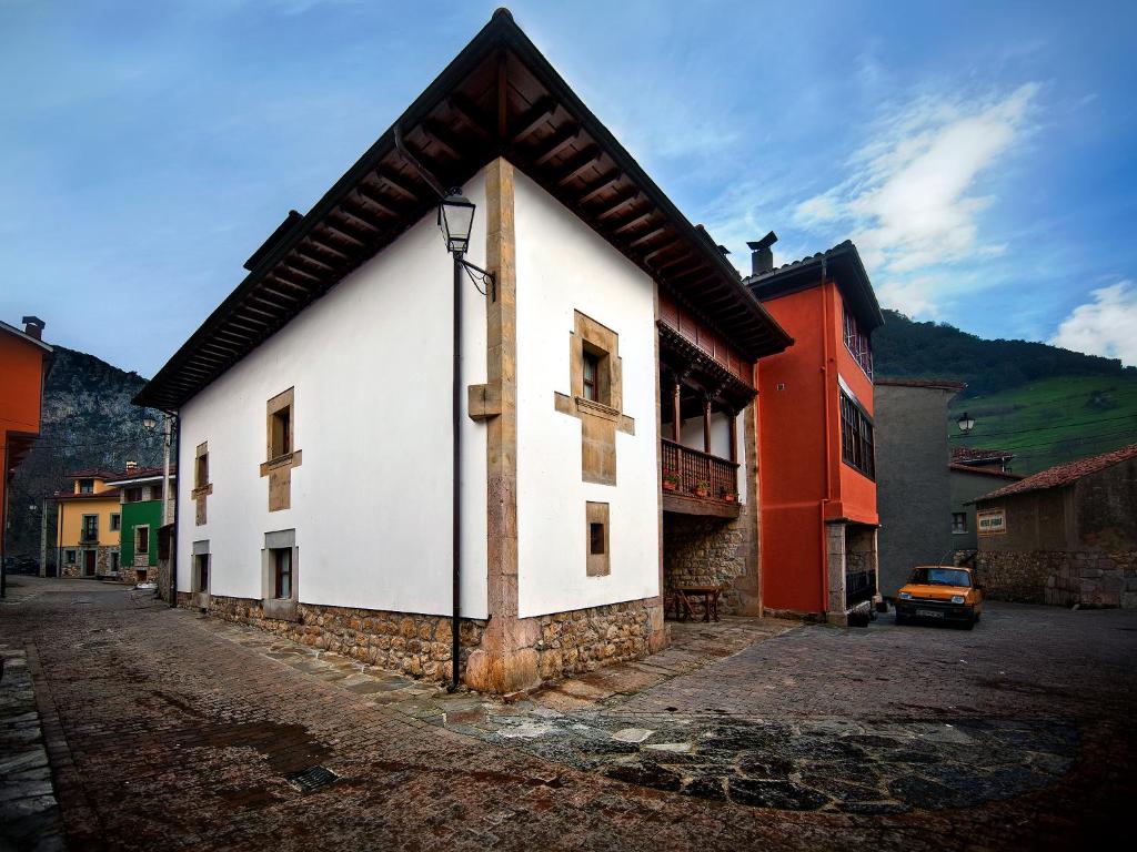 Poo de CabralesにあるEl Nozalon Picos de Europaの通路脇白い建物