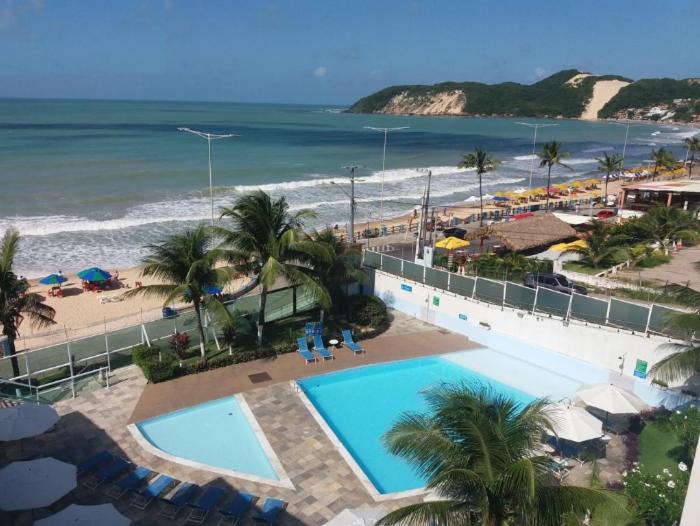 een resort met een zwembad en een strand bij Ponta Negra Beach Melo Flat in Natal