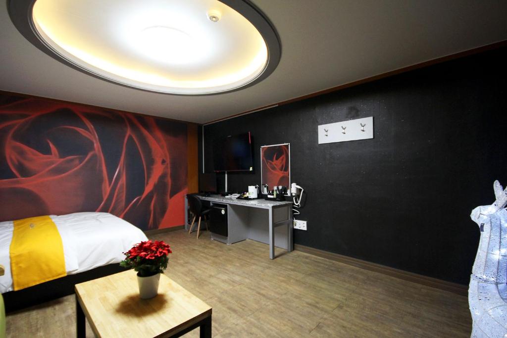 Postel nebo postele na pokoji v ubytování Business Hotel Busan Station