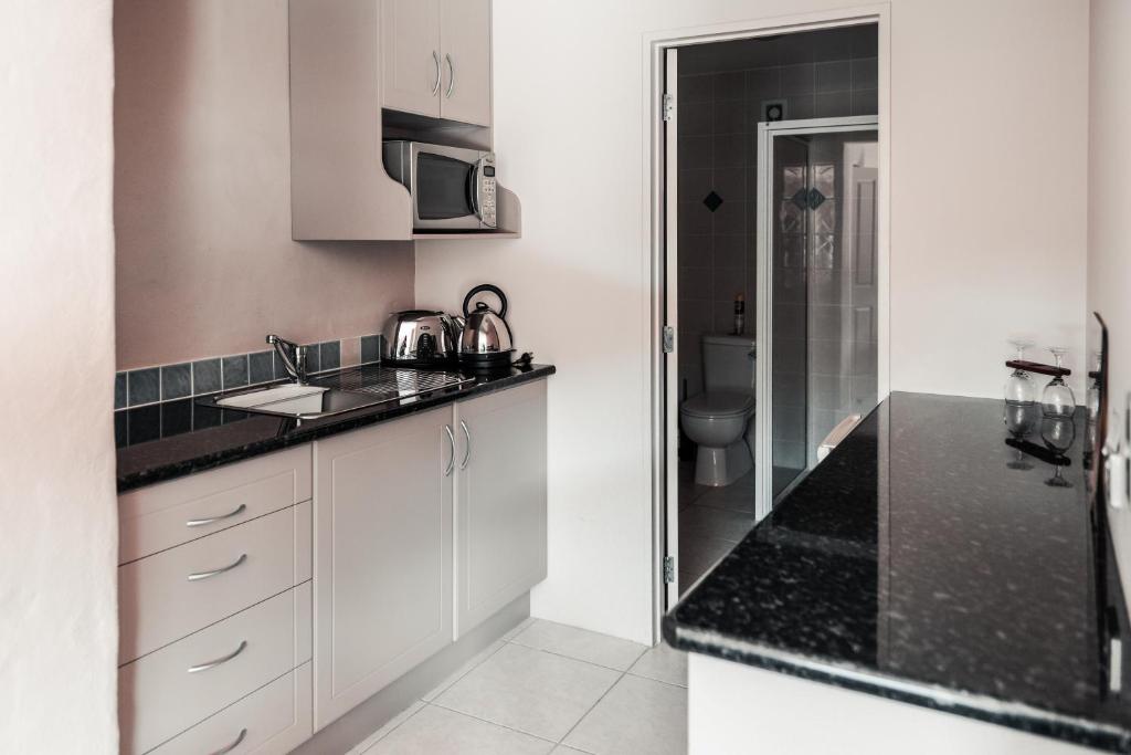 Kuchyň nebo kuchyňský kout v ubytování Absolute Bliss Apartments