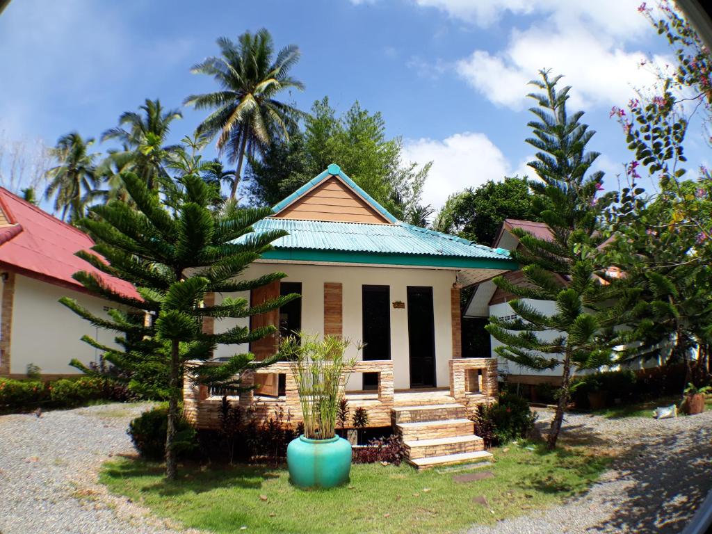 Κήπος έξω από το Riverside Palm Resort - Surat Thani