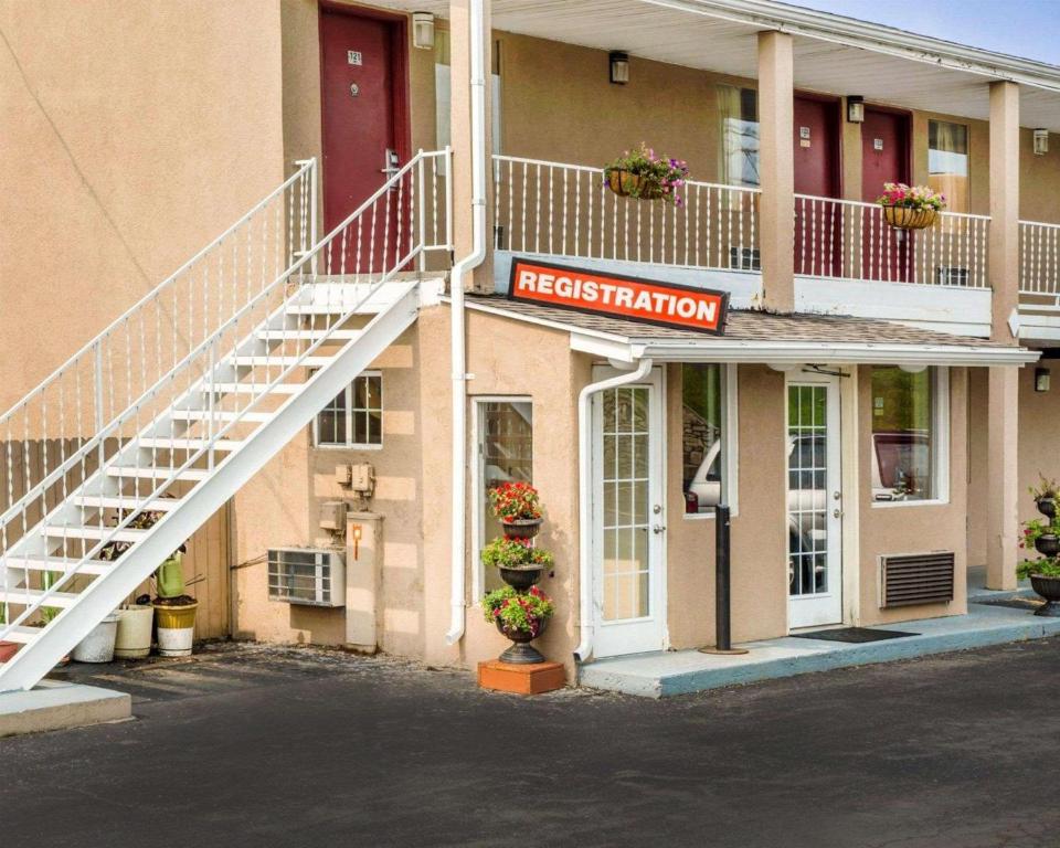 un hotel con una escalera blanca frente a un edificio en Econo Lodge, en Franklin