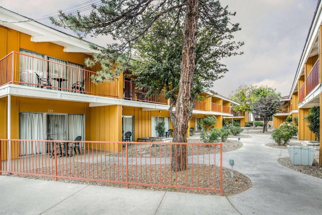 un edificio naranja con un árbol delante de él en Econo Lodge Near Reno-Sparks Convention Center, en Reno