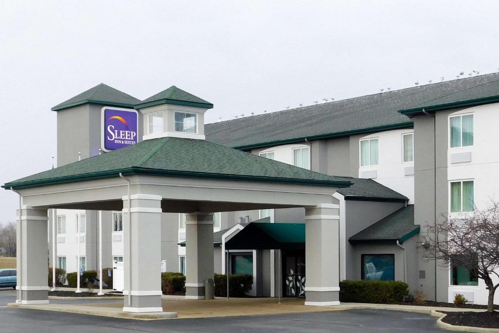 Sleep Inn & Suites Oregon في Oregon: فندق فيه لافته فوق مبنى