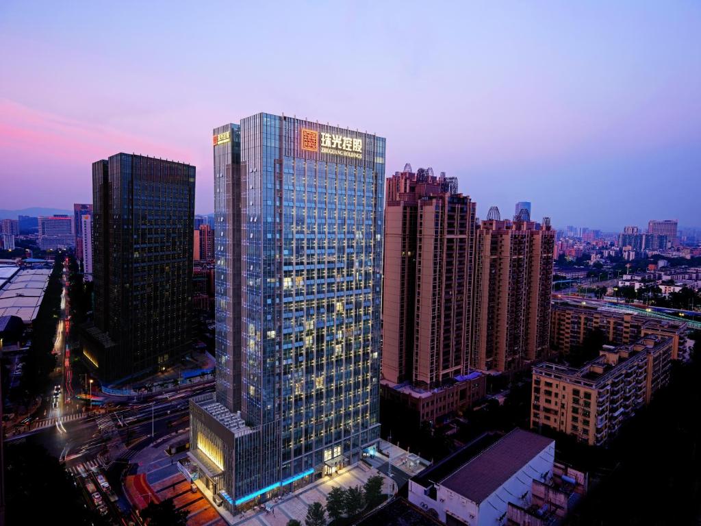 ein hohes Gebäude mit Licht in einer Stadt in der Unterkunft Royal Star Apartment(Guangzhou Central City Branch) in Guangzhou