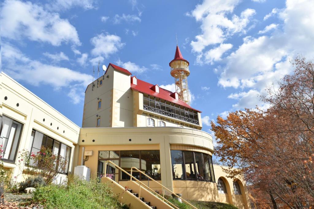 فندق تاكوين كيكوكو  في Takinoue: مبنى عليه برج الساعه