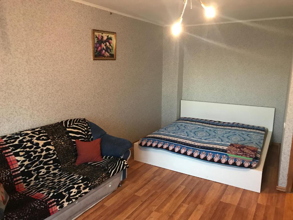 モスクワにあるApartment G-Kvartal at Tushinskayaの小さなベッドルーム(ベッド1台、ベッド1台付)