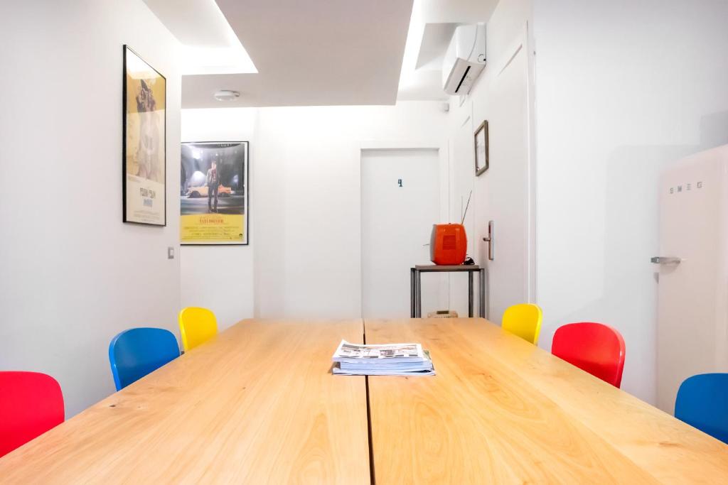 sala konferencyjna z drewnianym stołem i krzesłami w obiekcie 1970 Rooms w mieście Neapol