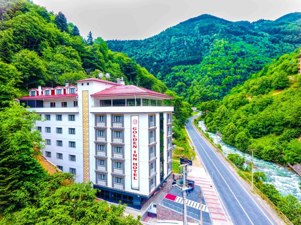 ウズンギョルにあるGolden Inn Hotel Uzungölの坂道の側の建物