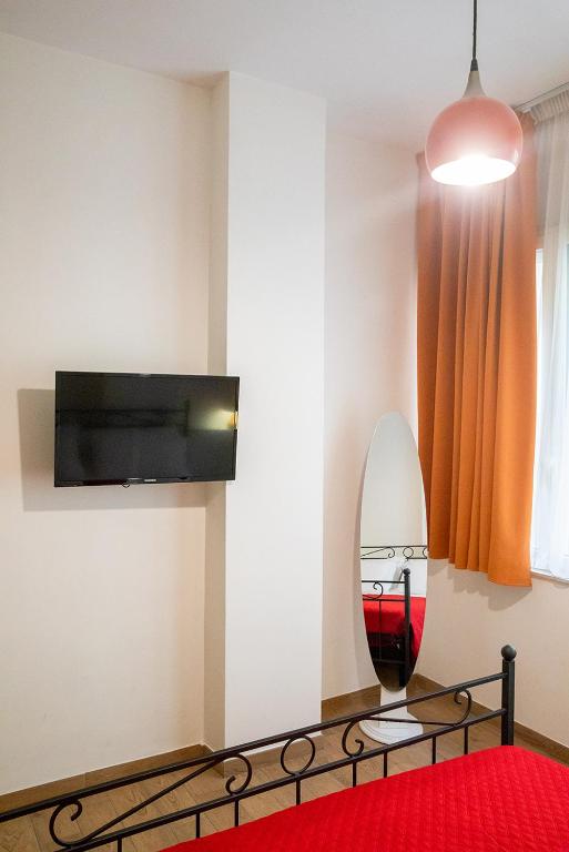Telewizja i/lub zestaw kina domowego w obiekcie 1970 Rooms