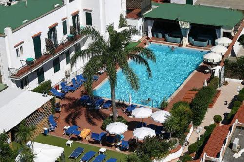 uma vista aérea de uma piscina num hotel em Hotel Lord Byron em Ischia