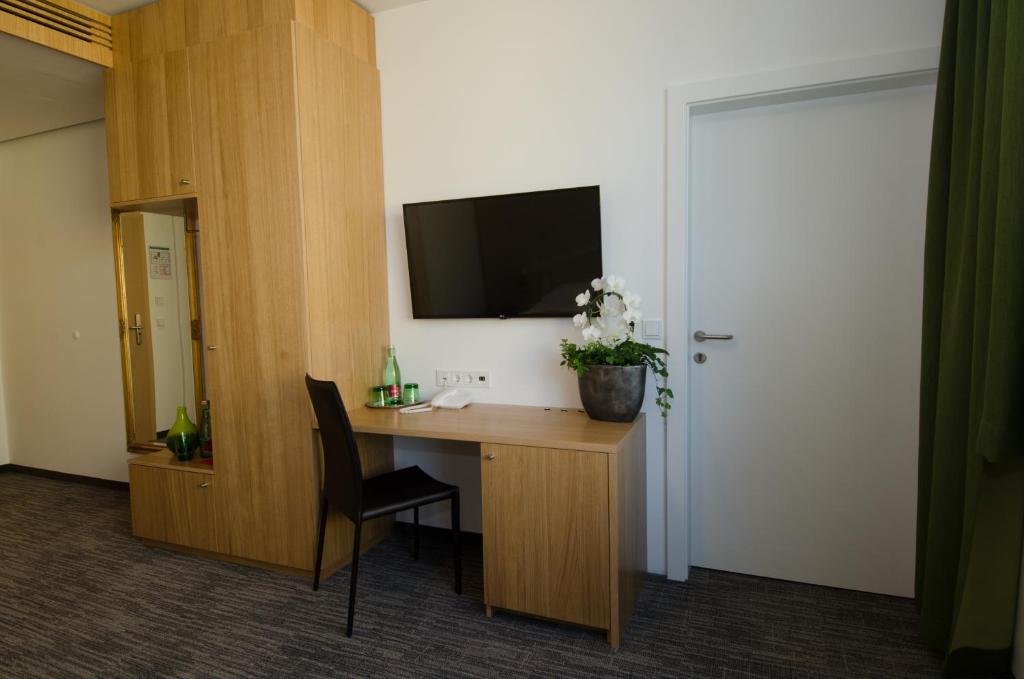 Televízia a/alebo spoločenská miestnosť v ubytovaní Hubertushof Fromwald Hotel und Gasthof