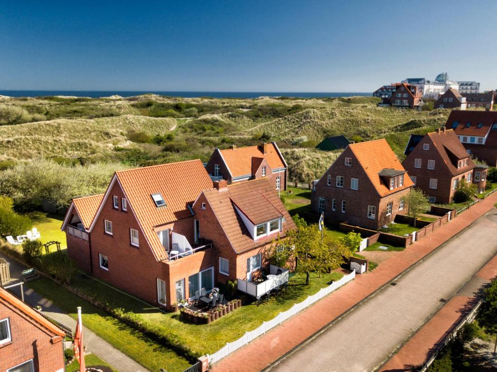 ユイストにあるFerienwohnungen Haus Miraの海の家の空見