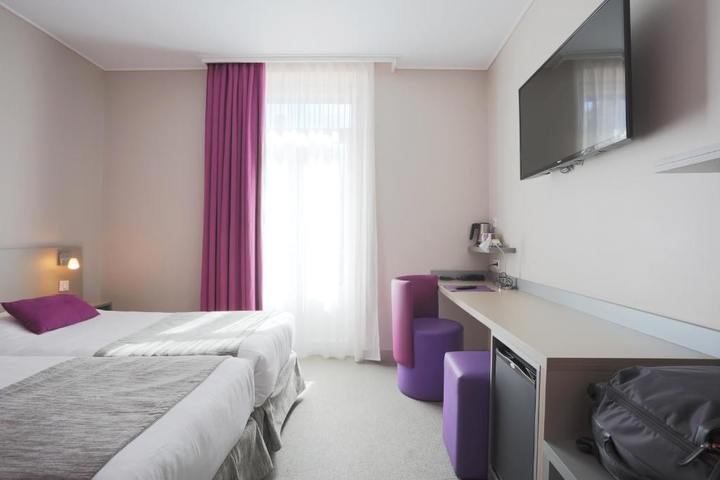 Кровать или кровати в номере Hôtel de la Fontaine