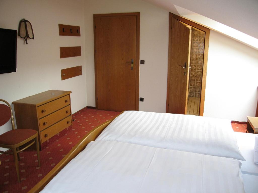 Postel nebo postele na pokoji v ubytování Hotel Bräukeller