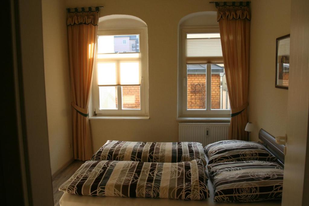 Kleine Kirchgasse 28 في أنابيرغ-بوخهولتس: سريرين في غرفة بها نافذتين