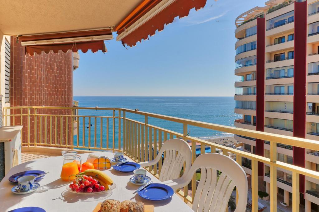 stół na balkonie z widokiem na ocean w obiekcie Doña Sofia w mieście Fuengirola