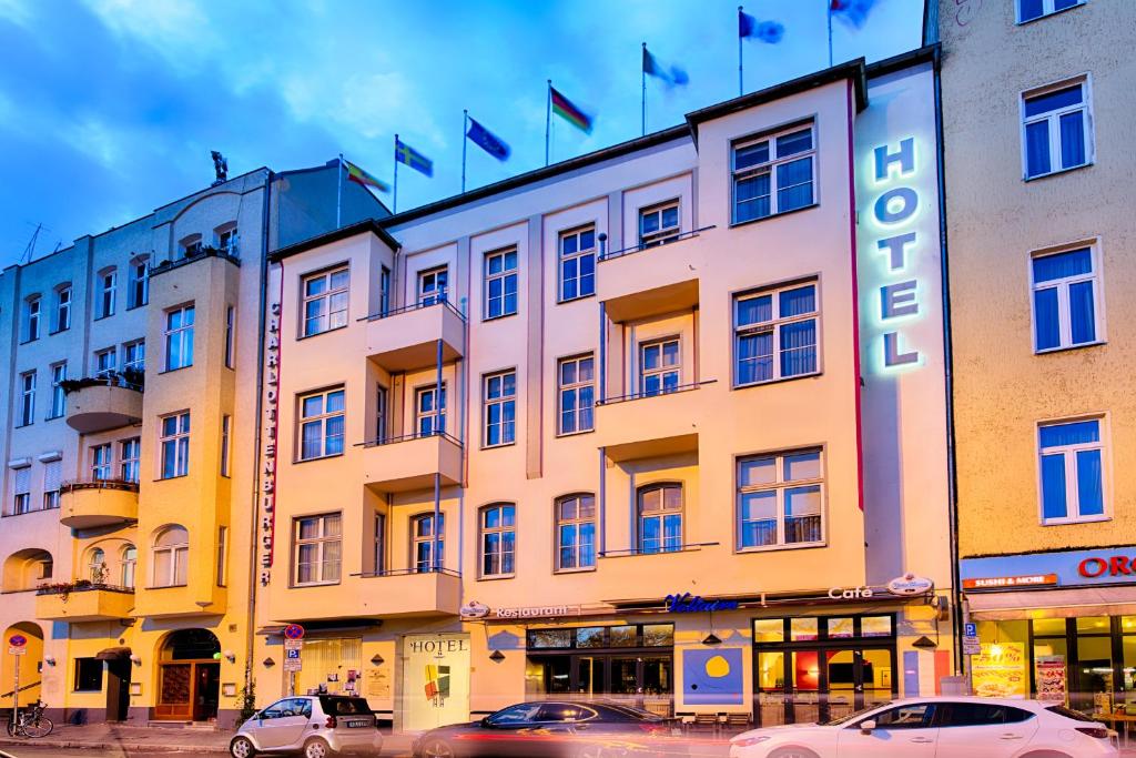 hotel z samochodami zaparkowanymi przed nim w obiekcie Art Hotel Charlottenburger Hof Berlin w Berlinie