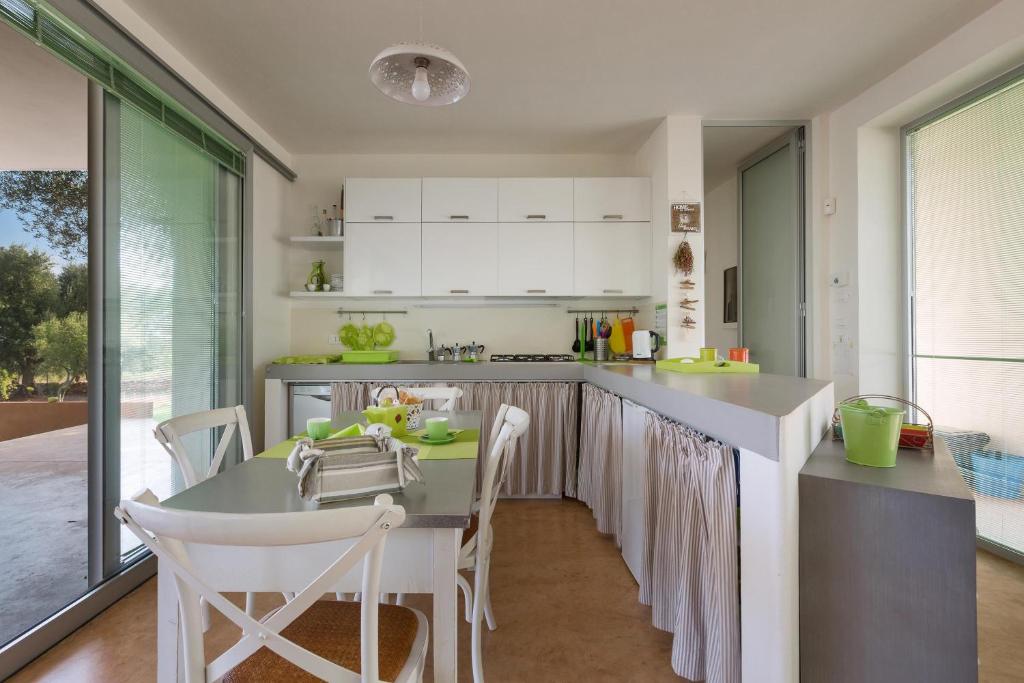 Kuchnia lub aneks kuchenny w obiekcie Villa Carlita by Perle di Puglia