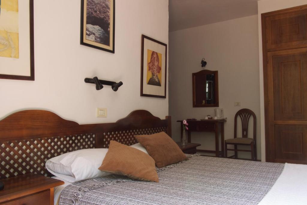 a bedroom with a bed with two pillows on it at Hotel Ida Inés in Frontera
