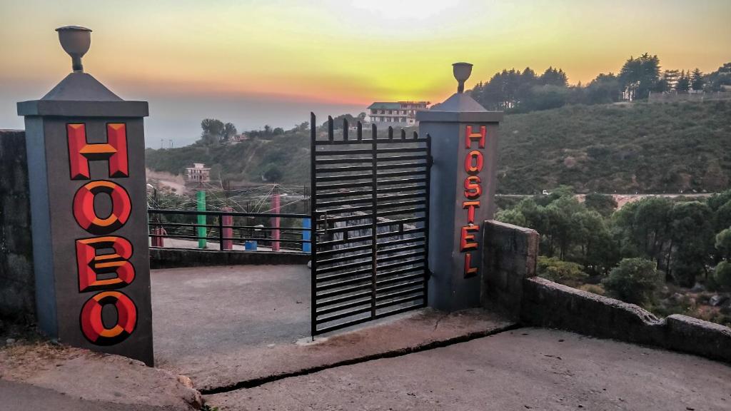 Puerta con vistas a la montaña en Hobo Hostel, en Dharamshala