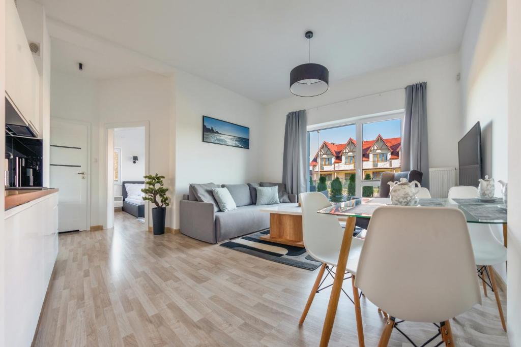 Televízia a/alebo spoločenská miestnosť v ubytovaní Apartamenty Sun & Snow Seaside Grzybowo