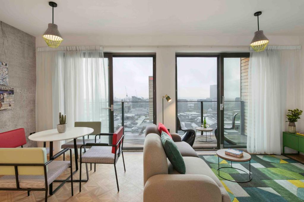 Posezení v ubytování Church Street by Supercity Aparthotels