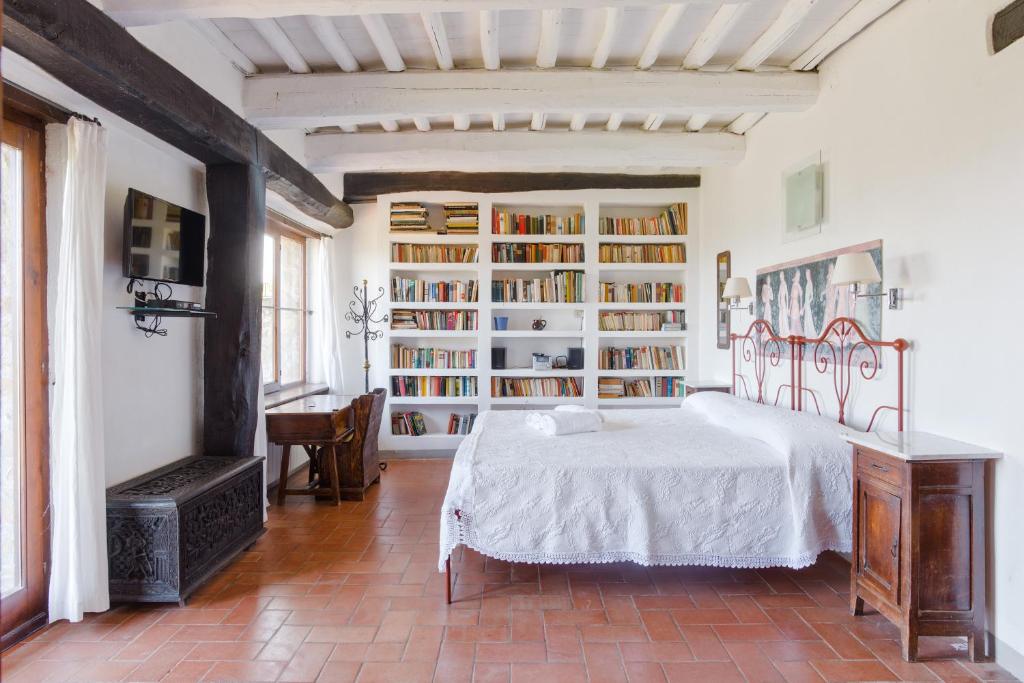 une chambre avec un lit et une étagère dans l'établissement Casale Cipressi, à Castellina in Chianti