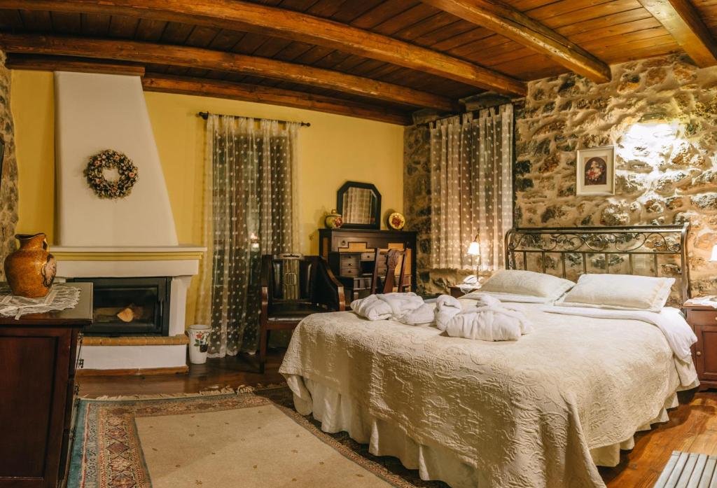 A bed or beds in a room at Arhontiko Kefalari