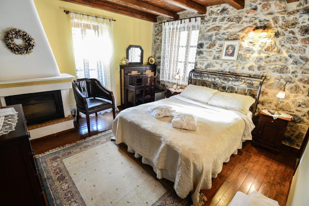 A bed or beds in a room at Arhontiko Kefalari