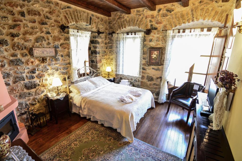 A bed or beds in a room at Arhontiko Kefalari